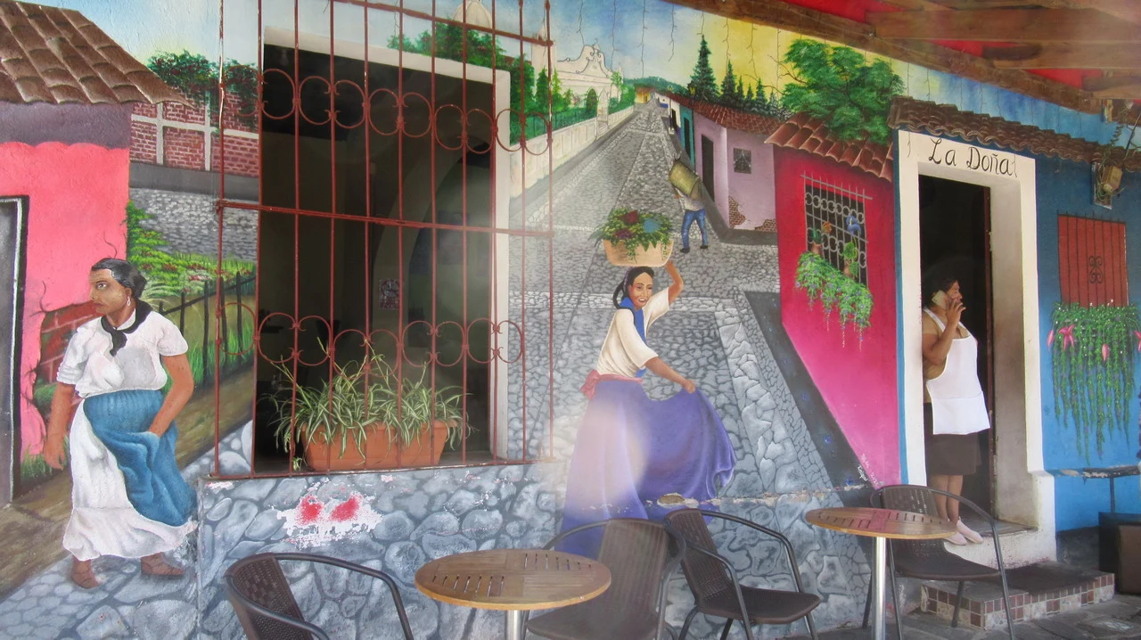Una scena di strada colorata in America Centrale con persone e architettura tradizionale.