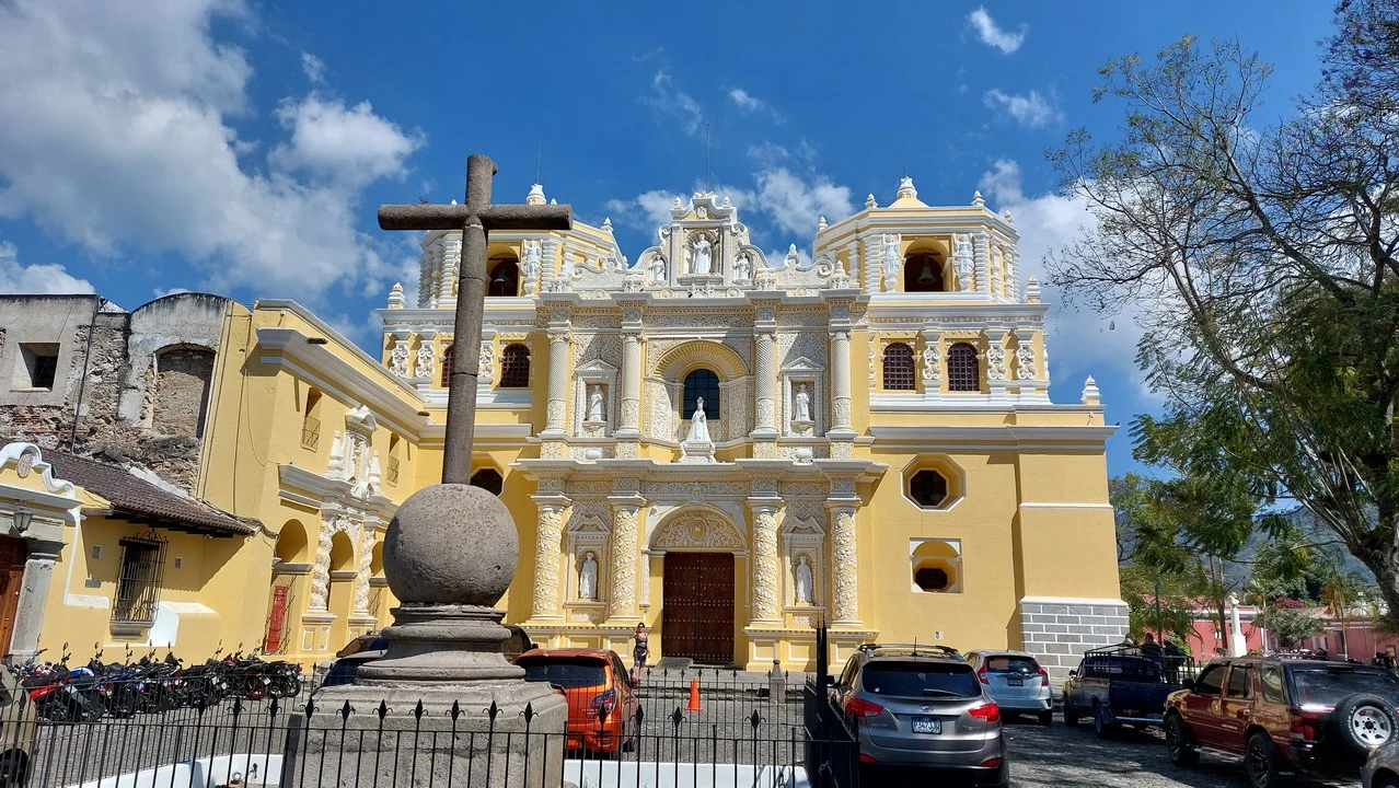 Facciata gialla della Chiesa di Nuestra Señora de la Merced ad Antigua, Guatemala.