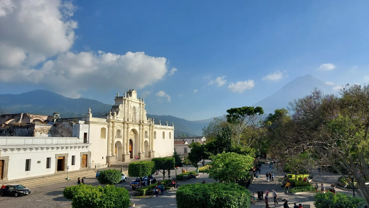 Vista della Municipalità di Antigua in America Centrale con un ampio spazio aperto e montagne sullo sfondo. Vista della Municipalità di Antigua in America Centrale con un ampio spazio aperto e montagne sullo sfondo.