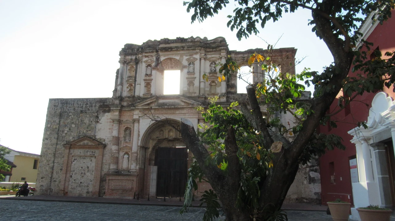 Facciata storica di un edificio coloniale in Guatemala.