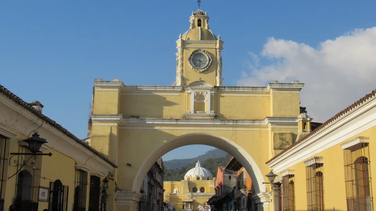 Vista di un ponte storico giallo in un centro storico di Antigua Guatemala.