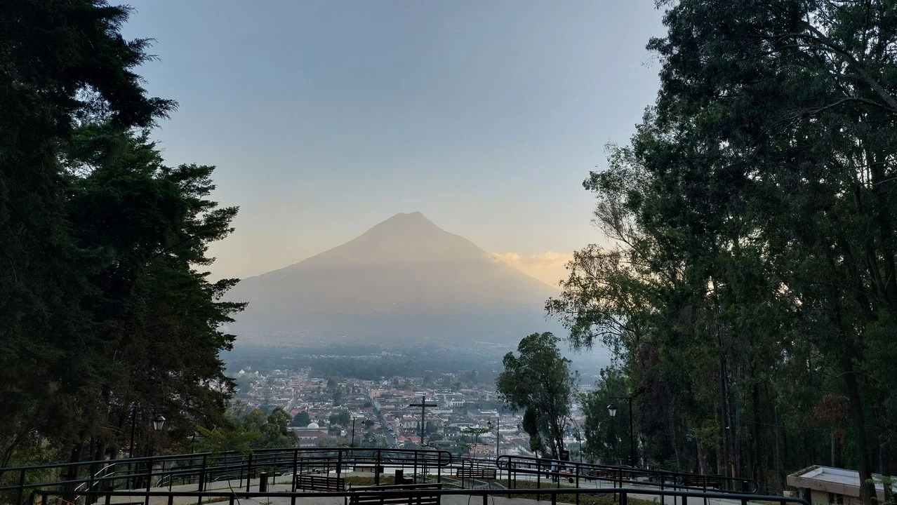 Vista del vulcano Iztaccí da un punto panoramico in America Centrale.