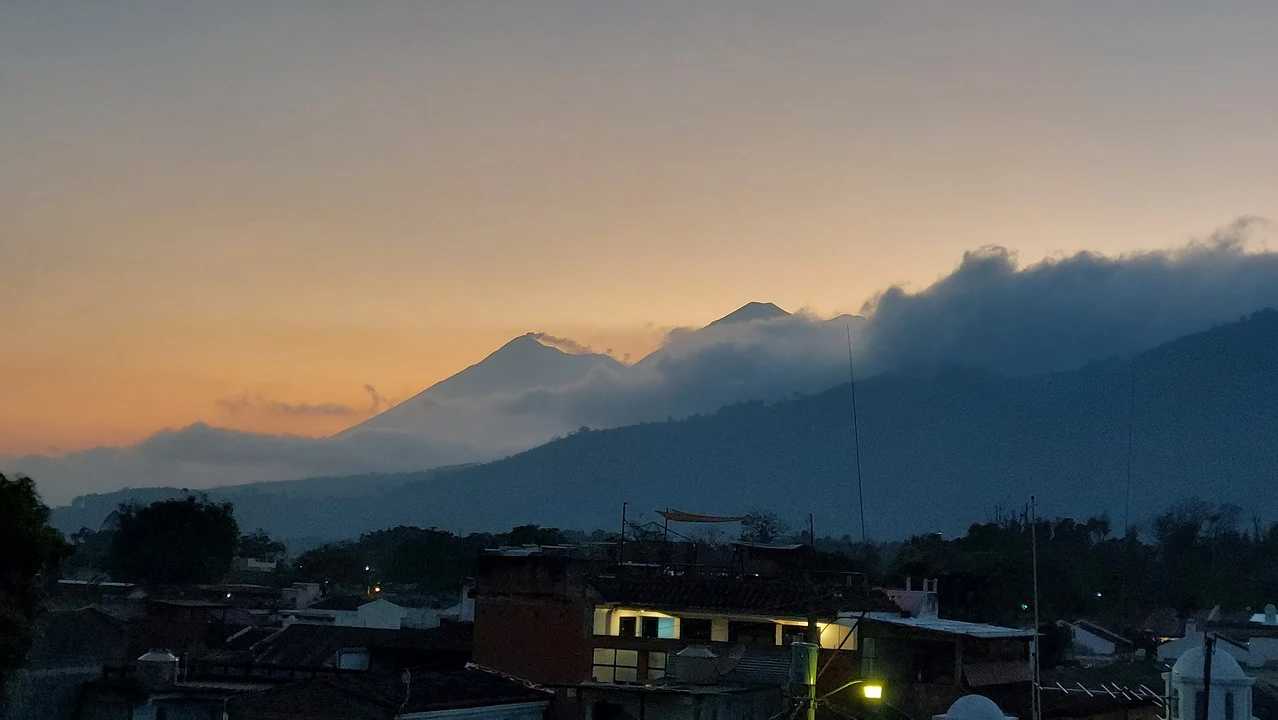 Tramonto spettacolare sulle montagne di Antigua.