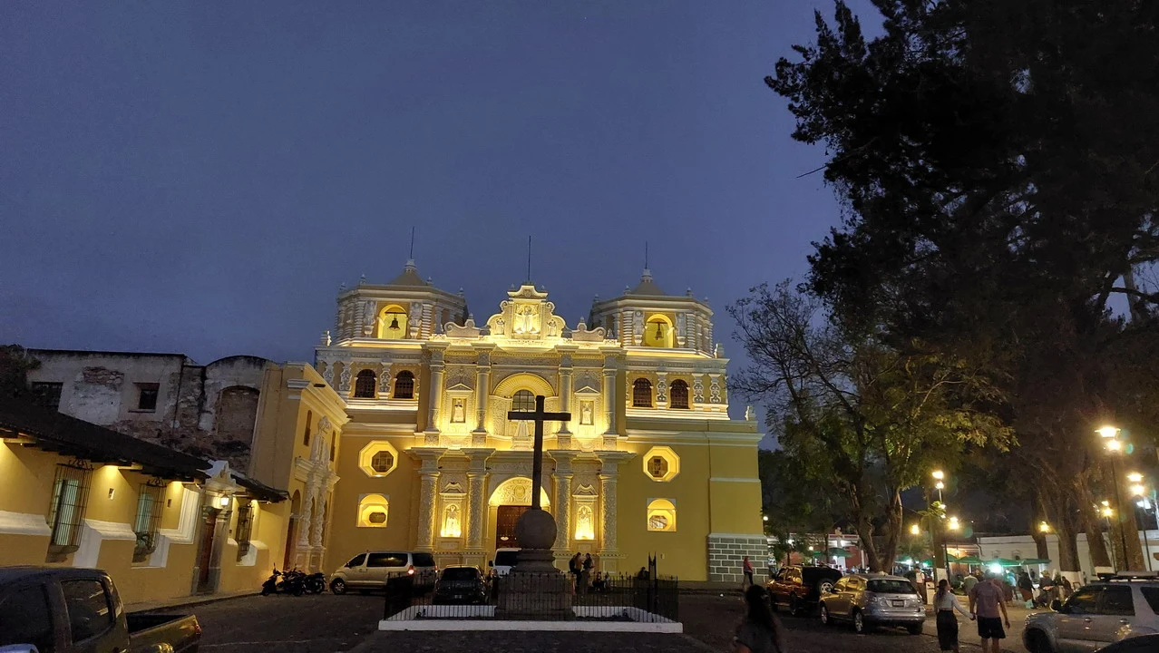 Vista notturna della Chiesa di Nuestra Señora de la Merced ad Antigua, Guatemala.