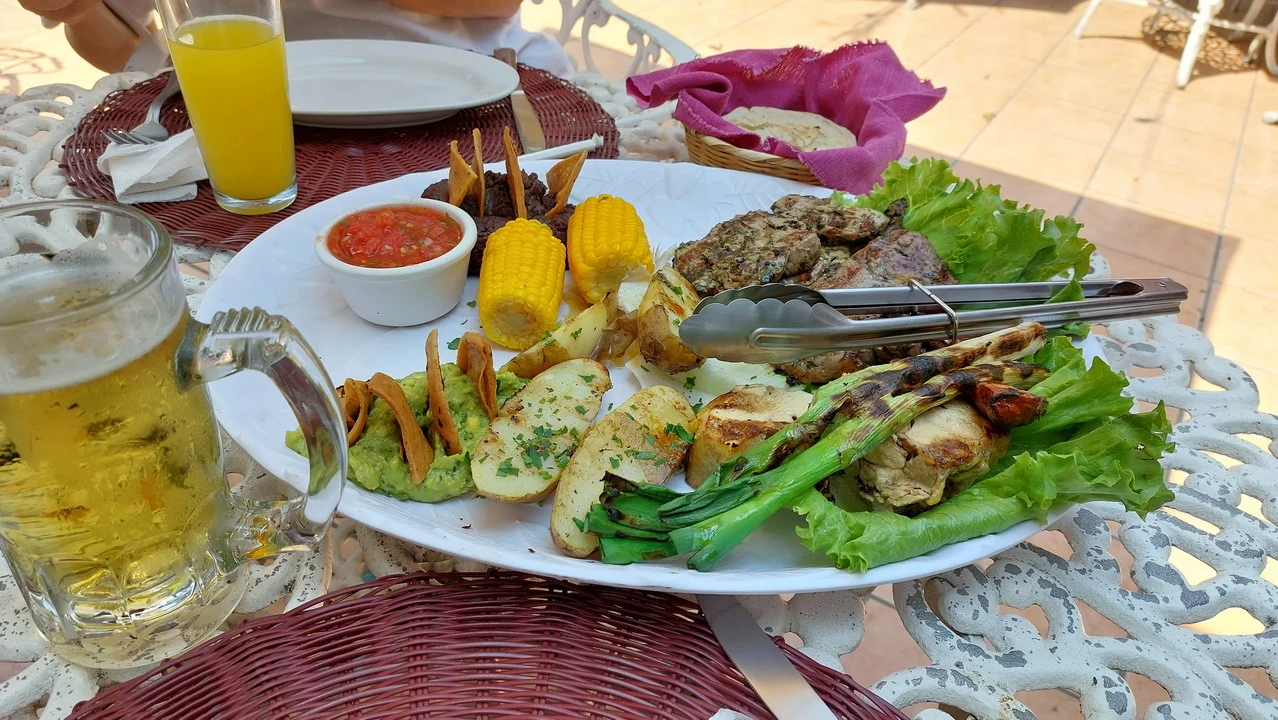 Un pasto all'aperto con cibo e bevande in America Centrale.