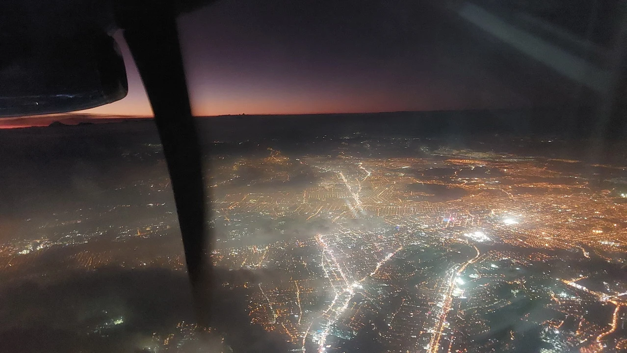 Una vista notturna della città di Antigua in America Centrale illuminata da luci urbane.