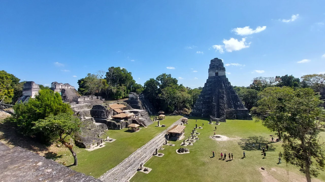 Vista aerea delle piramidi della città di Tikal in America Centrale.