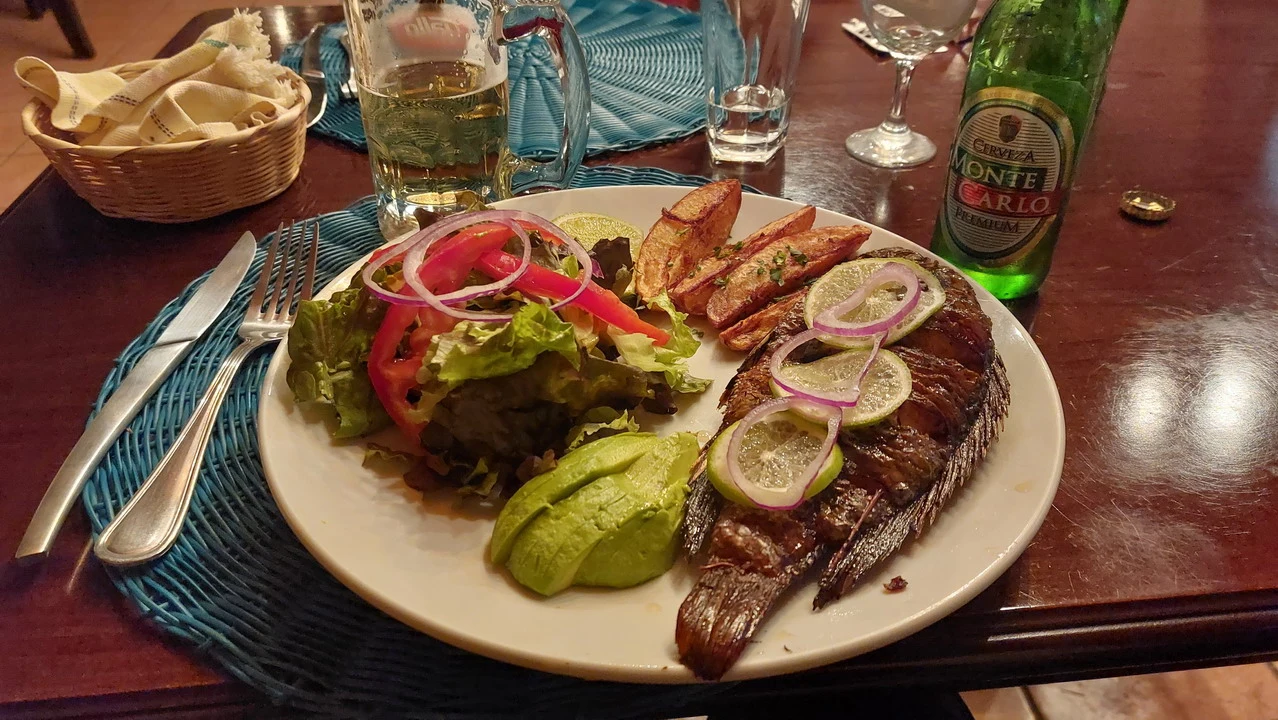 Una tavola apparecchiata con un pasto serale in Antigua.