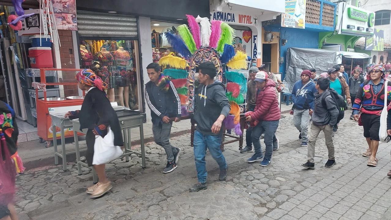 Mercato vibrante in una strada di Chichicastenango, Guatemala.