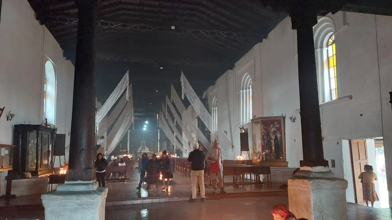 Interno della chiesa di Chichicastenango durante una cerimonia religiosa.