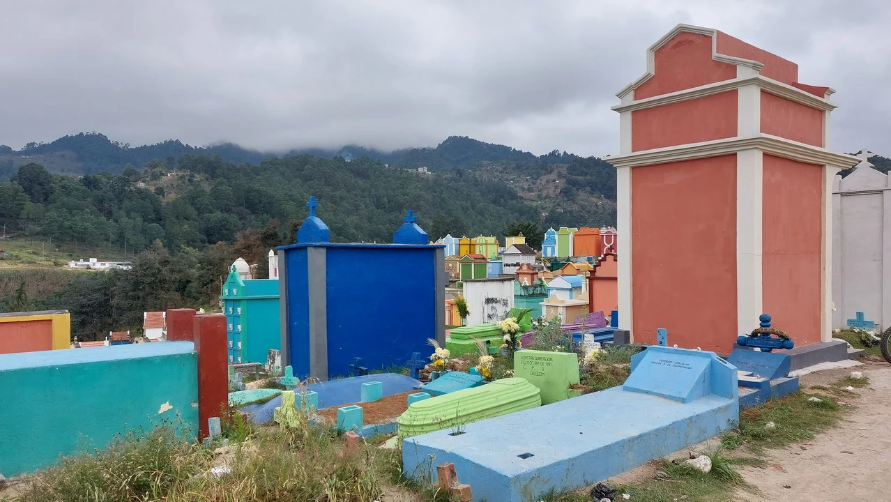 Vista panoramica di un cimitero con edifici colorati in America Centrale.
