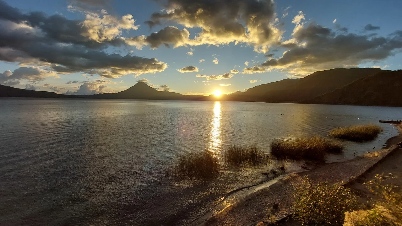 Tramonto sul lago Atitlán con montagne sullo sfondo.