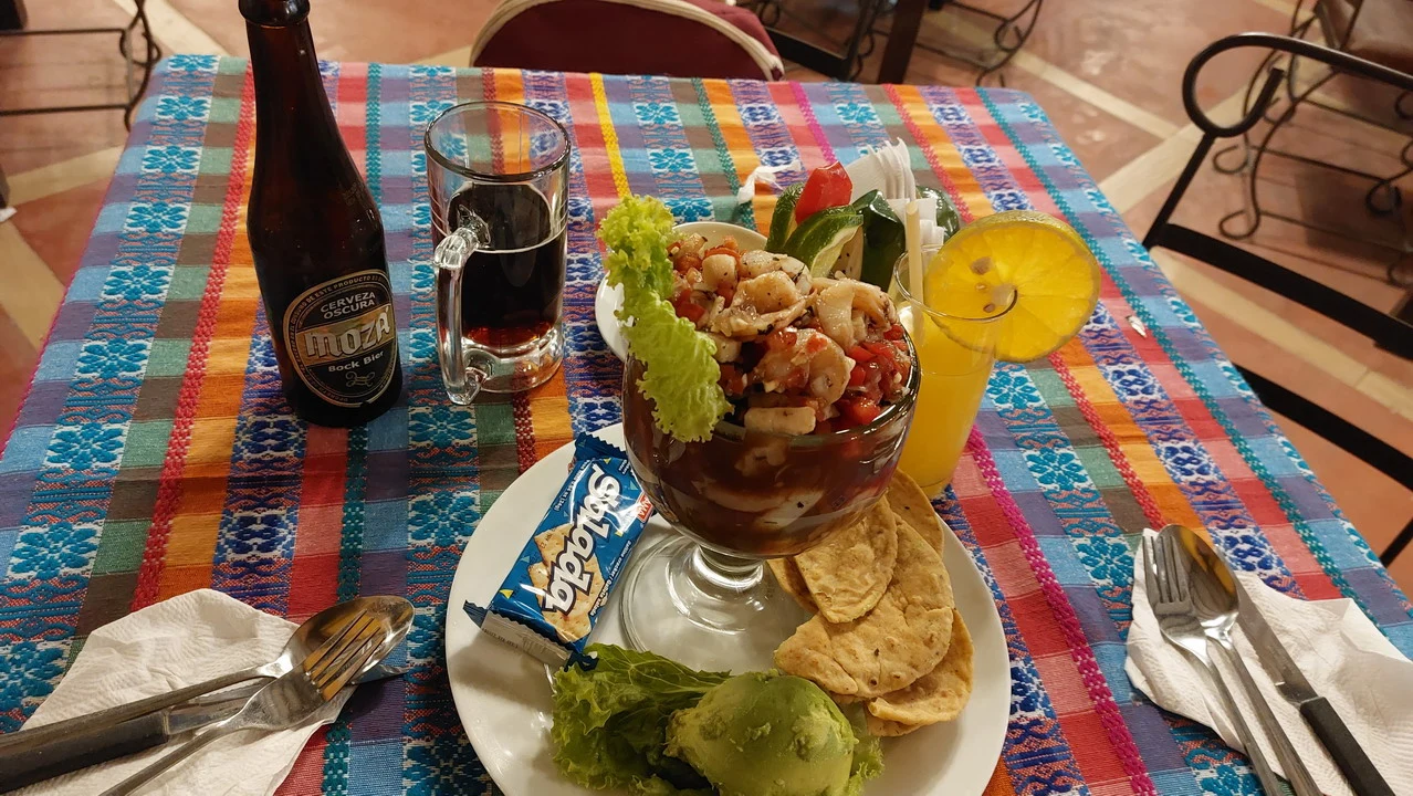 Cena in un ristorante a Panajachel in America Centrale con cibo e bevande.