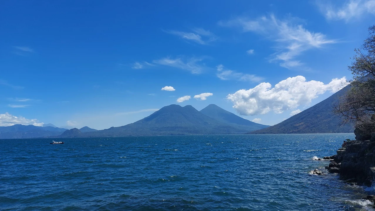 Paesaggio montuoso con acqua e cielo azzurro in America Centrale.