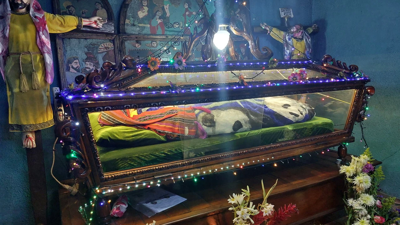 Interno decorato con arte popolare e mobili intagliati.