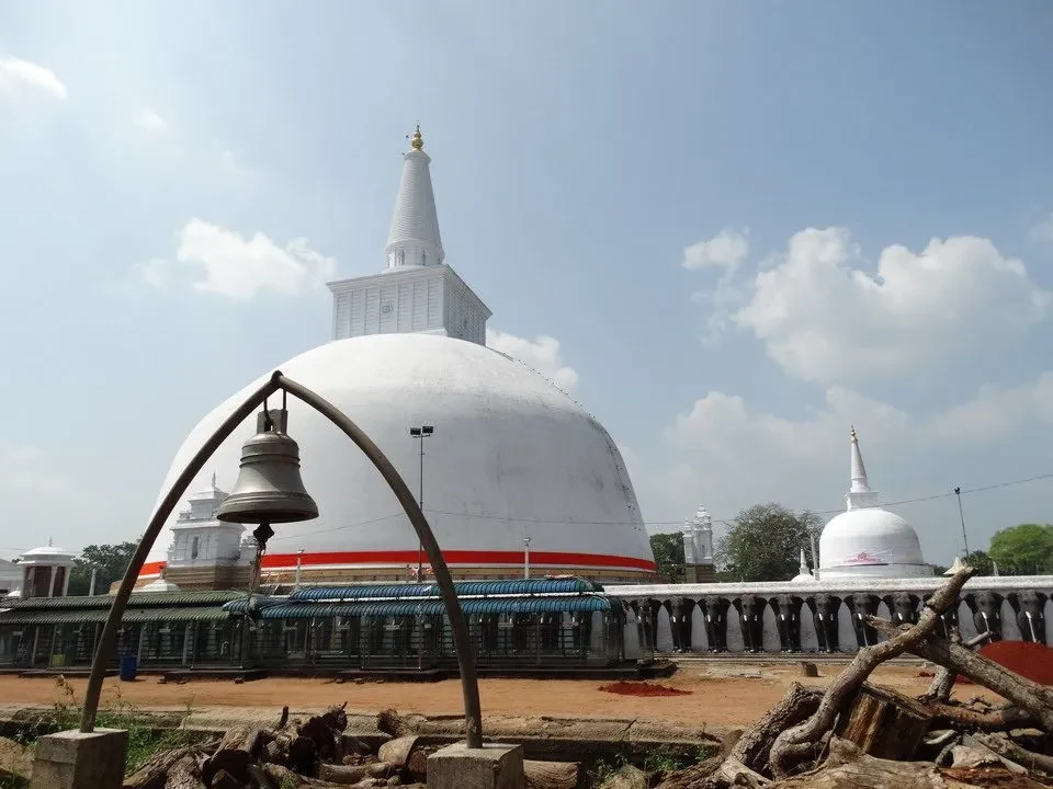 Vista della Ruwanwelisaya ad Anuradhapura in Sri Lanka.