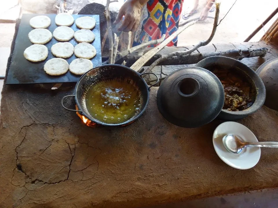 Un pasto rustico viene servito all'aperto in Sri Lanka.