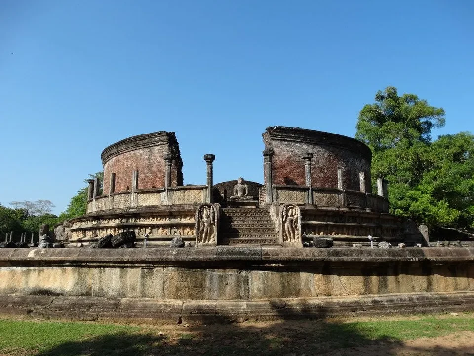 Resti storici di Polonnaruwa in Sri Lanka visibili sotto il cielo azzurro.