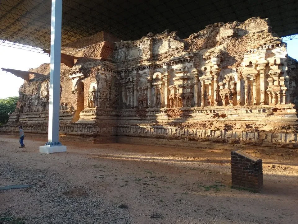 Resti di un antico tempio in pietra in Sri Lanka.