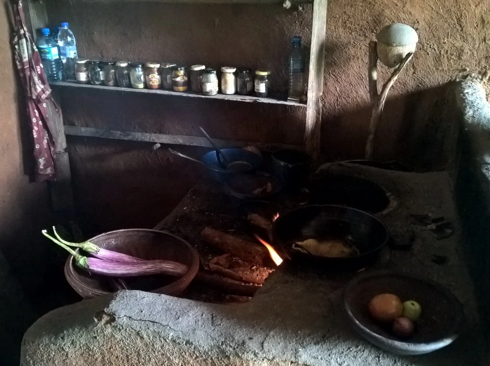 Preparazione del cibo su un fuoco rustico in un ambiente di fattoria.