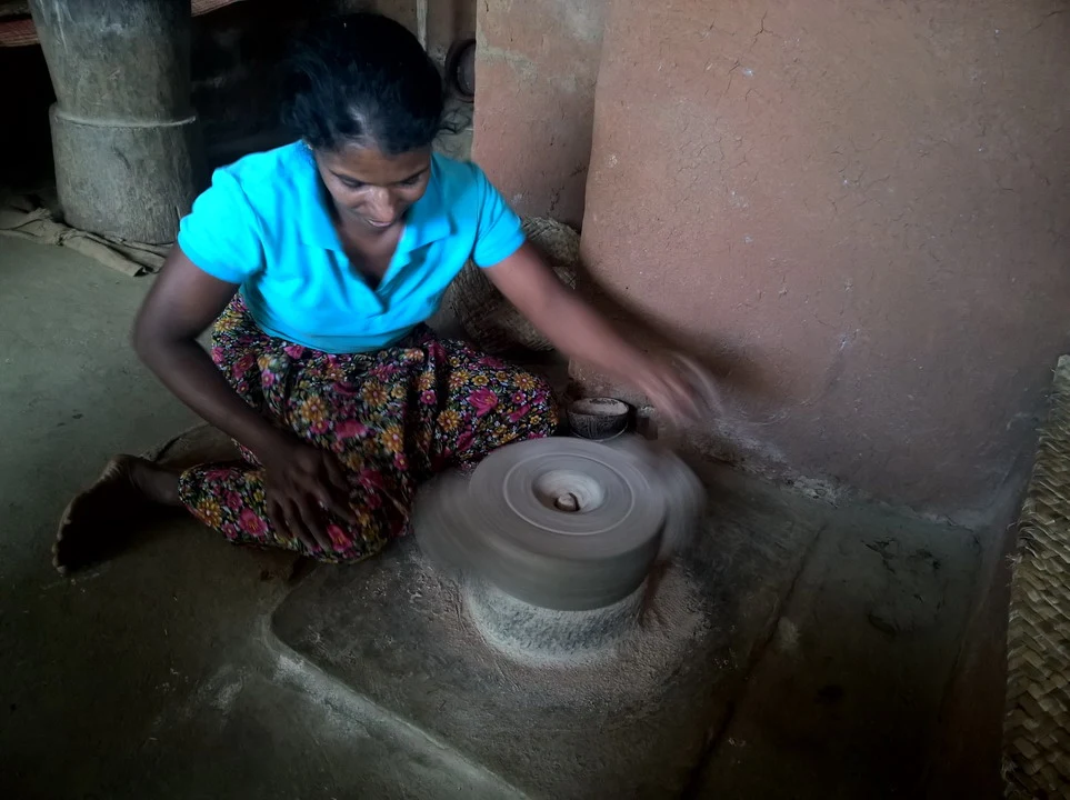 Una donna partecipa a un'esperienza agricola artigianale in Sri Lanka.