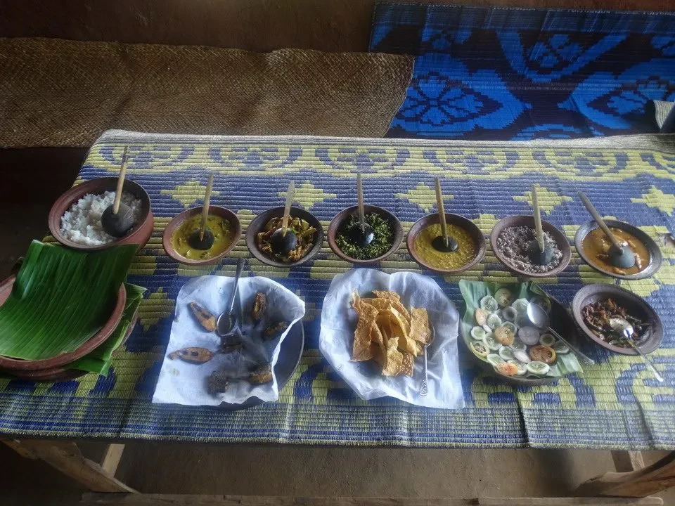 Farm experience with traditional food is displayed on a blanket in Sri Lanka.