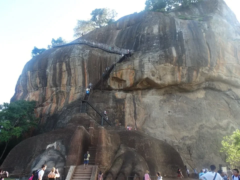 La cima di Sigiriya con una scalinata che conduce alla fortezza.