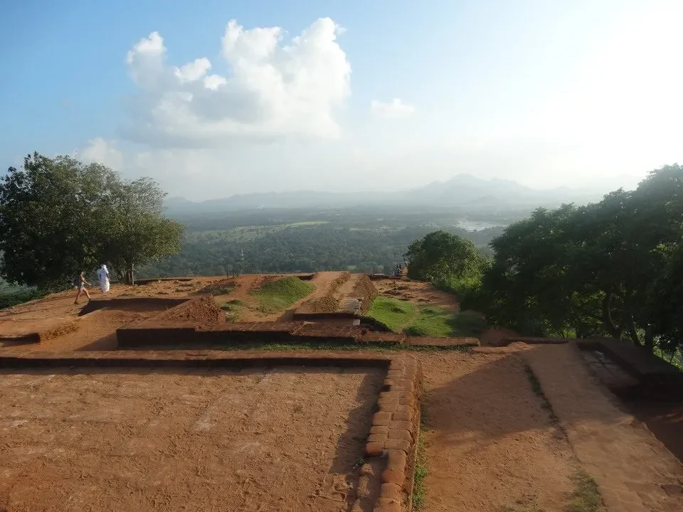 Vista panoramica del Sigiriya in Sri Lanka con terreno arido in primo piano.