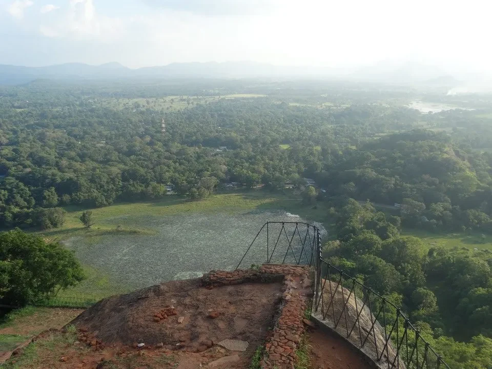 Vista panoramica del Sigiriya con vegetazione lussureggiante e paesaggi ondulati.