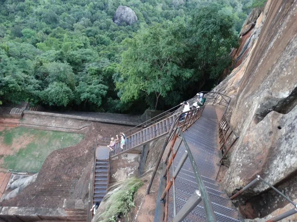 Vista panoramica del complesso di Sigiriya con sentieri e vegetazione lussureggiante.