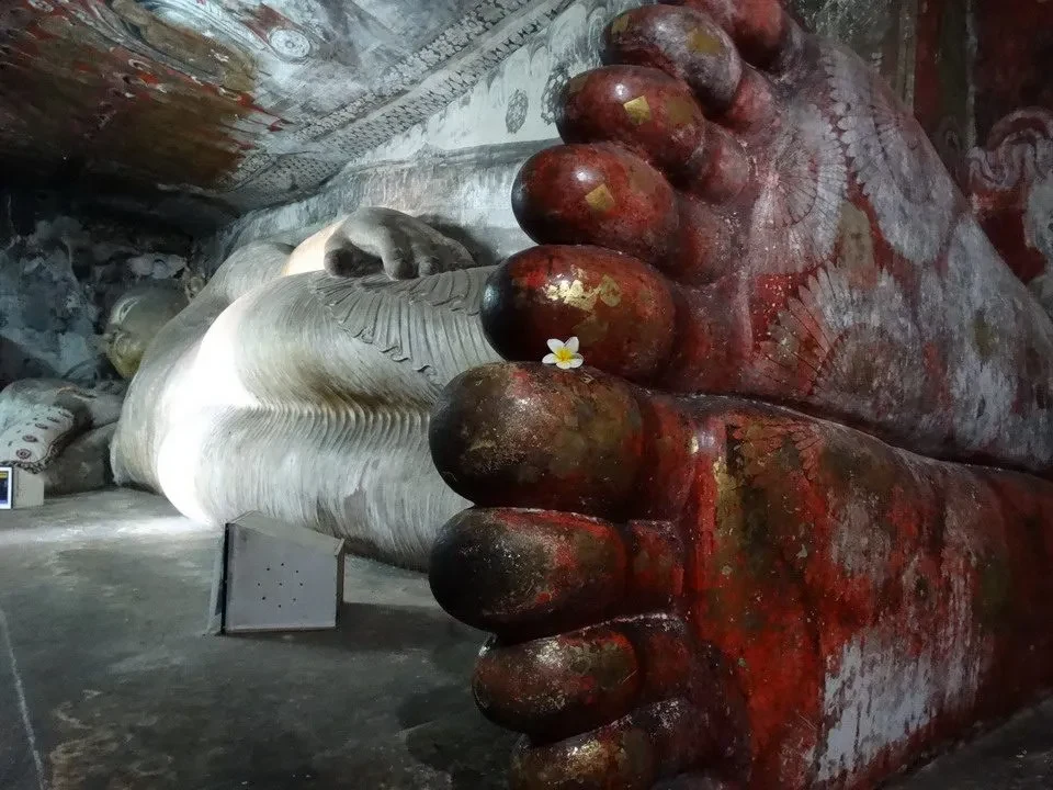 Interni del tempio reale di Dambulla in Sri Lanka con sculture rupestri imponenti.
