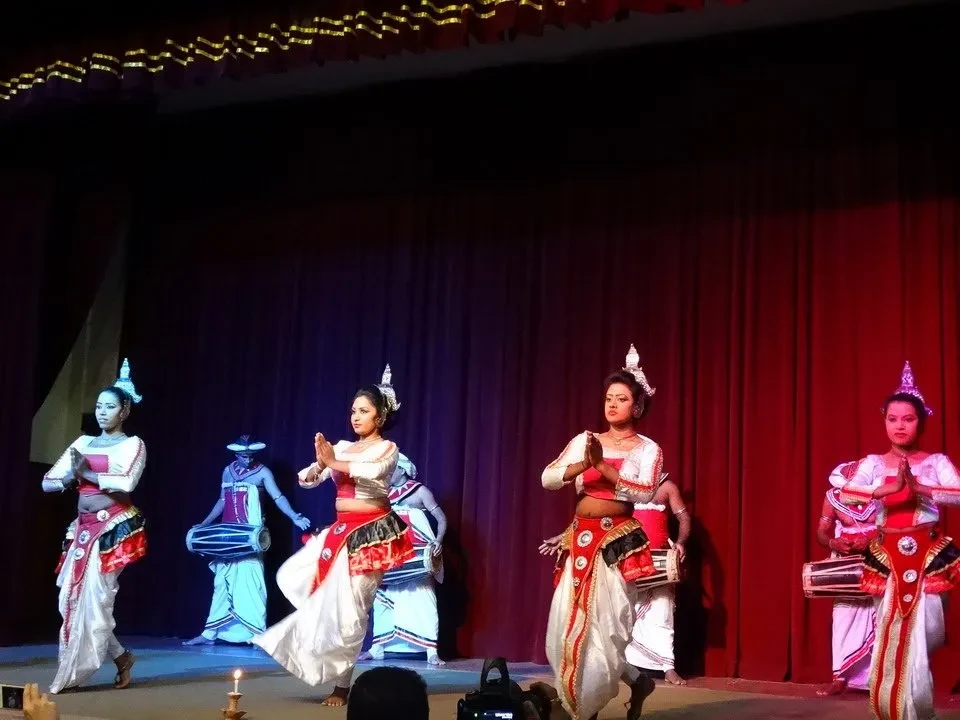Danza tradizionale in costume per uno spettacolo culturale in Sri Lanka.