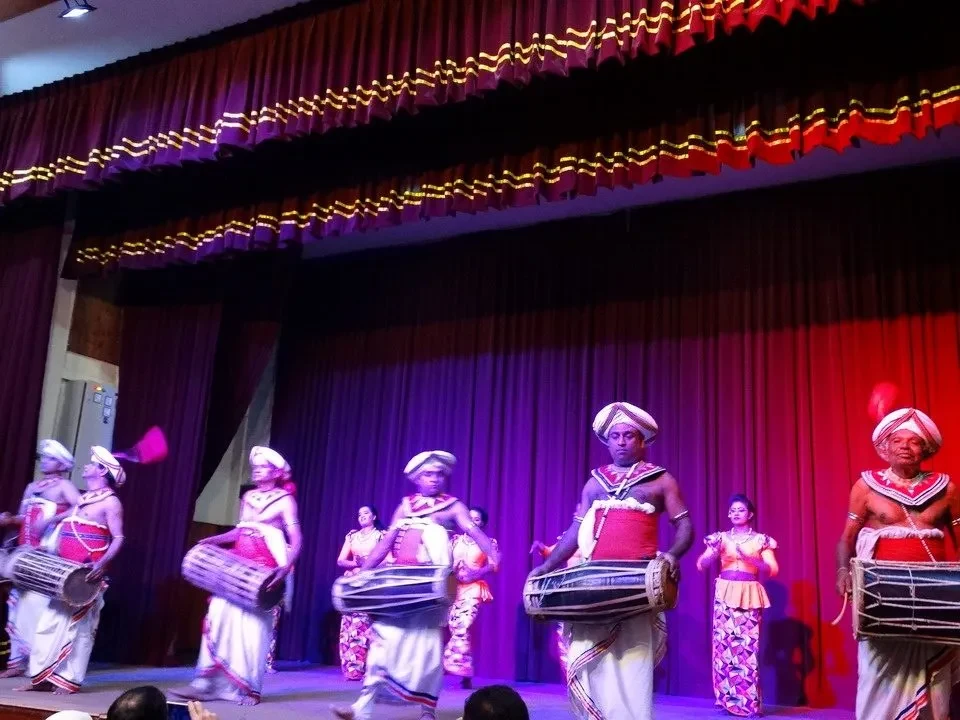 Danza tradizionale con musicisti in un evento culturale in Sri Lanka.