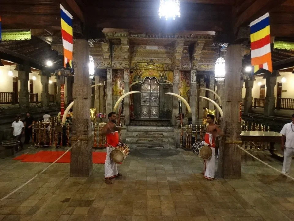 Interno del tempio Tooth a Kandy, Sri Lanka, con musicisti in abiti tradizionali.