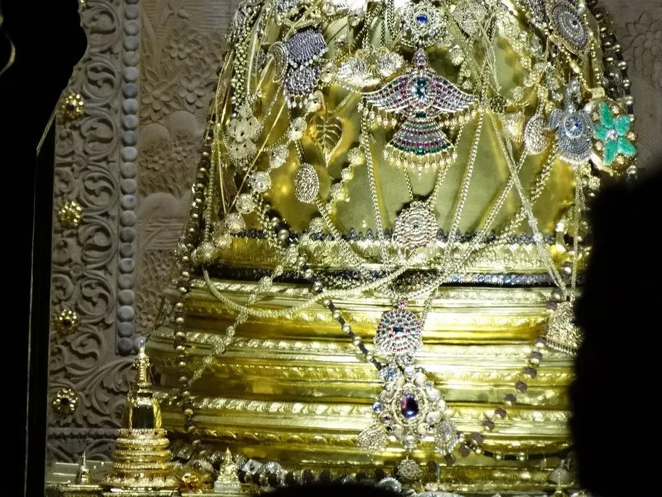 Gioielli dorati e decorazioni elaborate adornano una struttura templare in Sri Lanka.