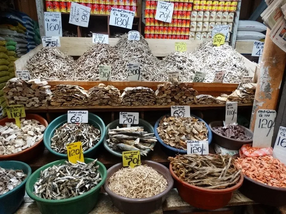 Mercato di Kandy con una vasta esposizione di spezie e prodotti alimentari.