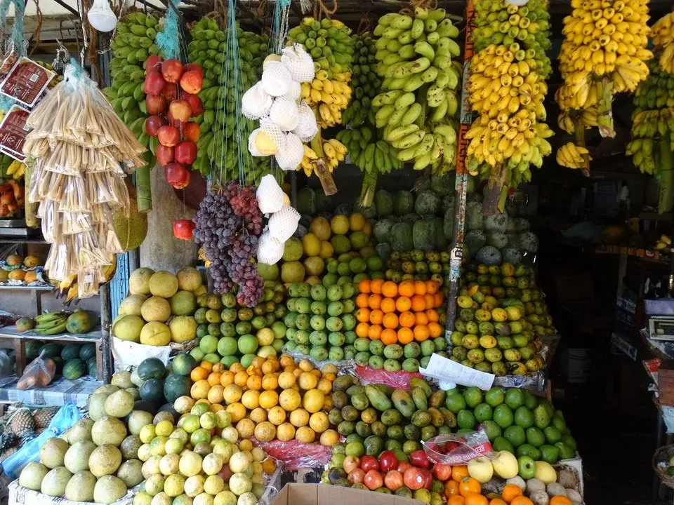 Mercato di Kandy con frutta esposta in abbondanza.