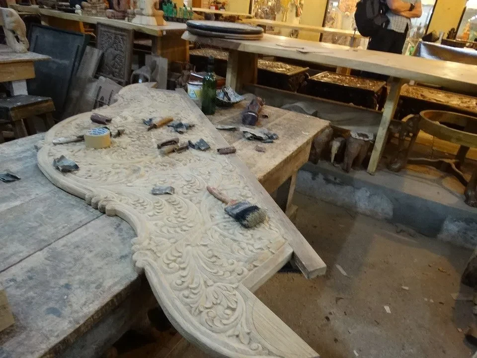 Fabbrica di intagli del legno in Sri Lanka mostra sculture tradizionali.