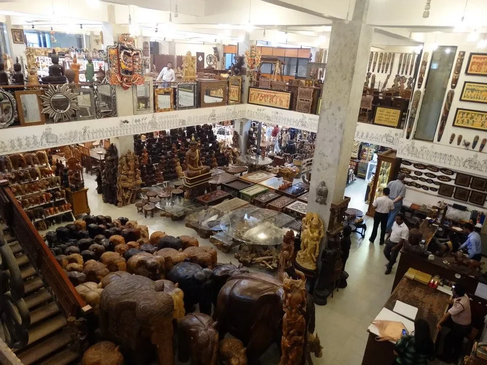 Fabbrica di intagli di legno in Sri Lanka con numerose sculture esposte.