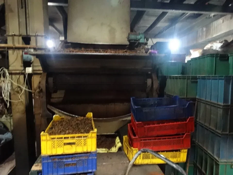 Una vista interna di una fabbrica del tè in Sri Lanka con balle di foglie di tè stoccate.