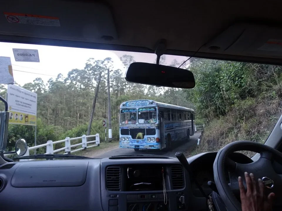 Un autobus viaggia lungo una strada rurale in Sri Lanka.