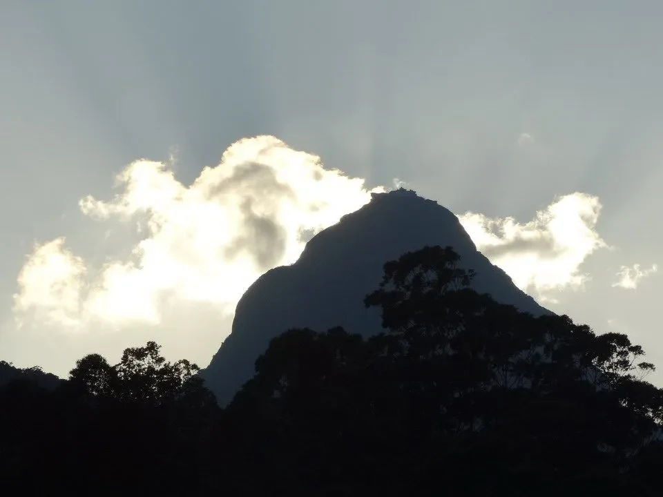 Silhouette di una montagna imponente con nuvole al tramonto in Sri Lanka.