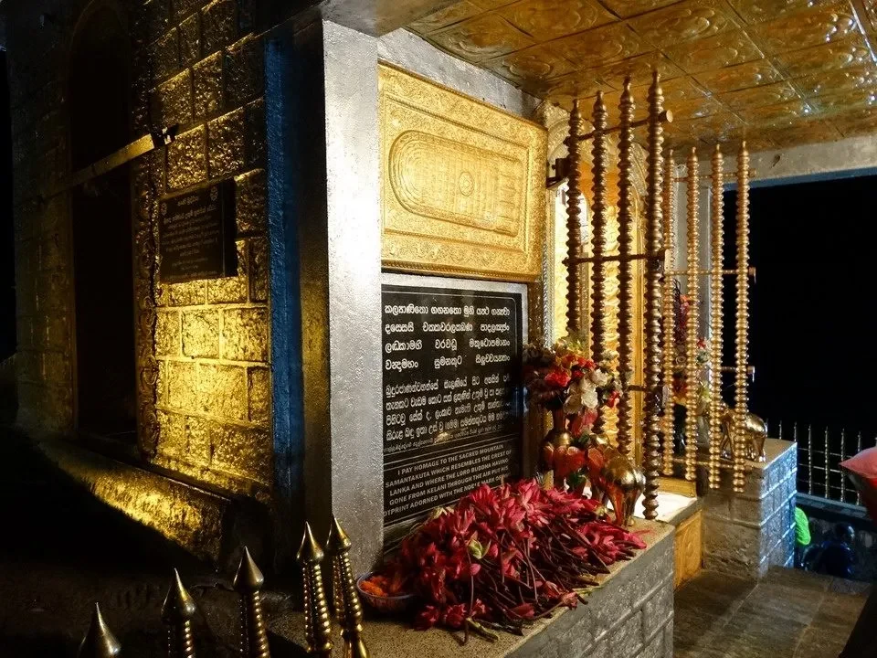 Interno di un santuario con decorazioni dorate e elementi religiosi pendenti.