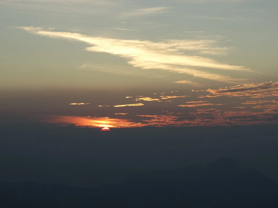 Alba sopra le montagne di Sri Lanka al sorgere del sole.