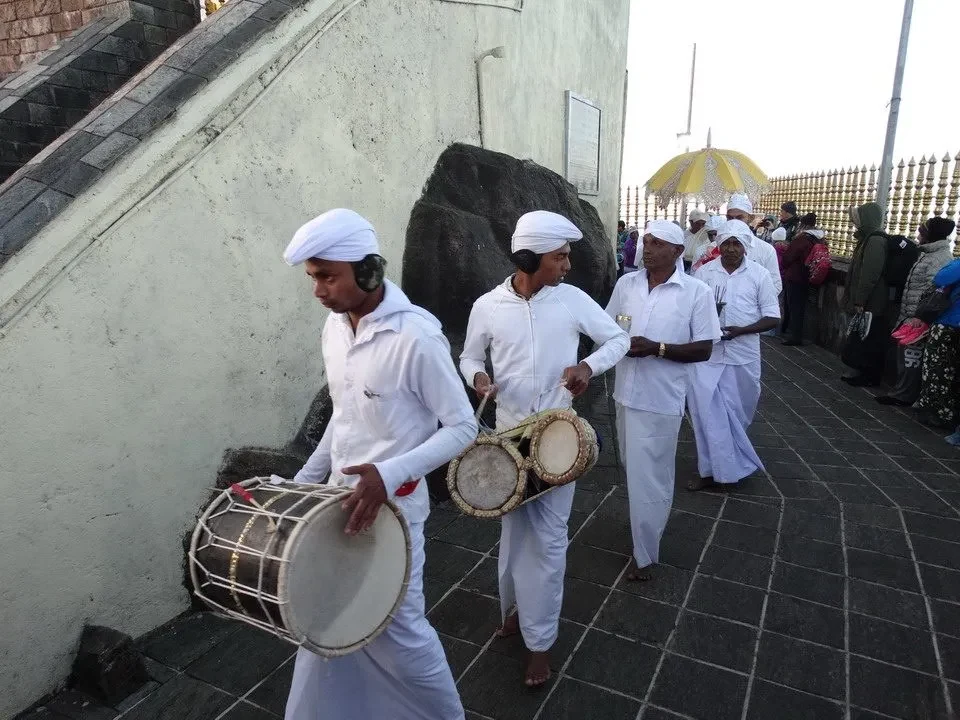 Musicisti in abiti tradizionali su una terrazza in Sri Lanka.