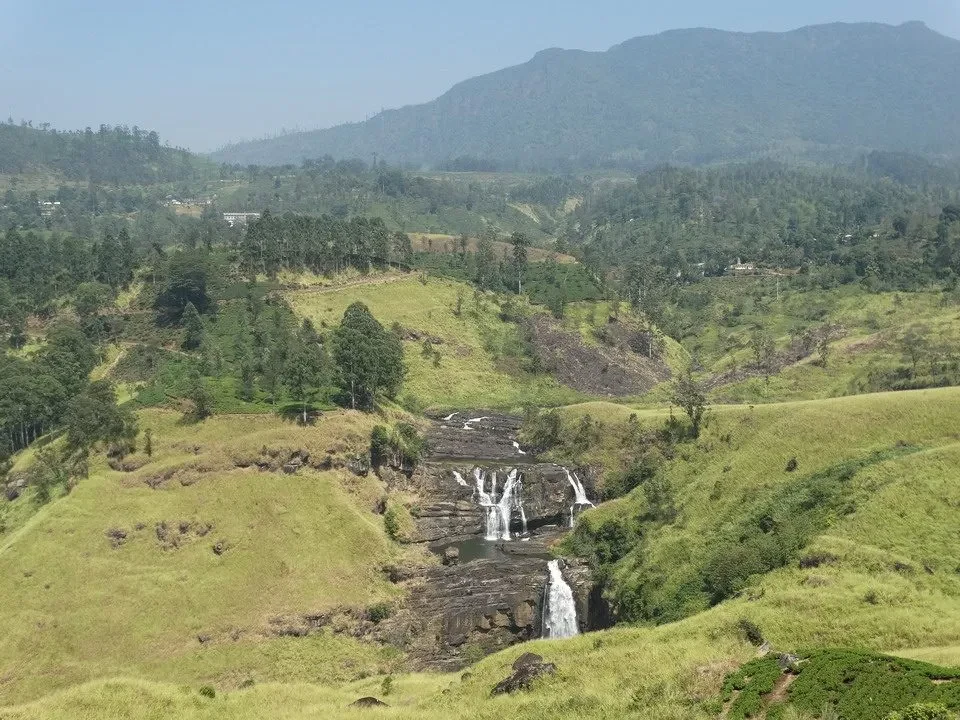 Cascate verdi in un paesaggio collinare dello Sri Lanka.