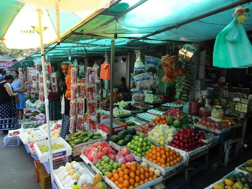 Mercato di frutta e verdura in un mercato all'aperto in Sri Lanka.