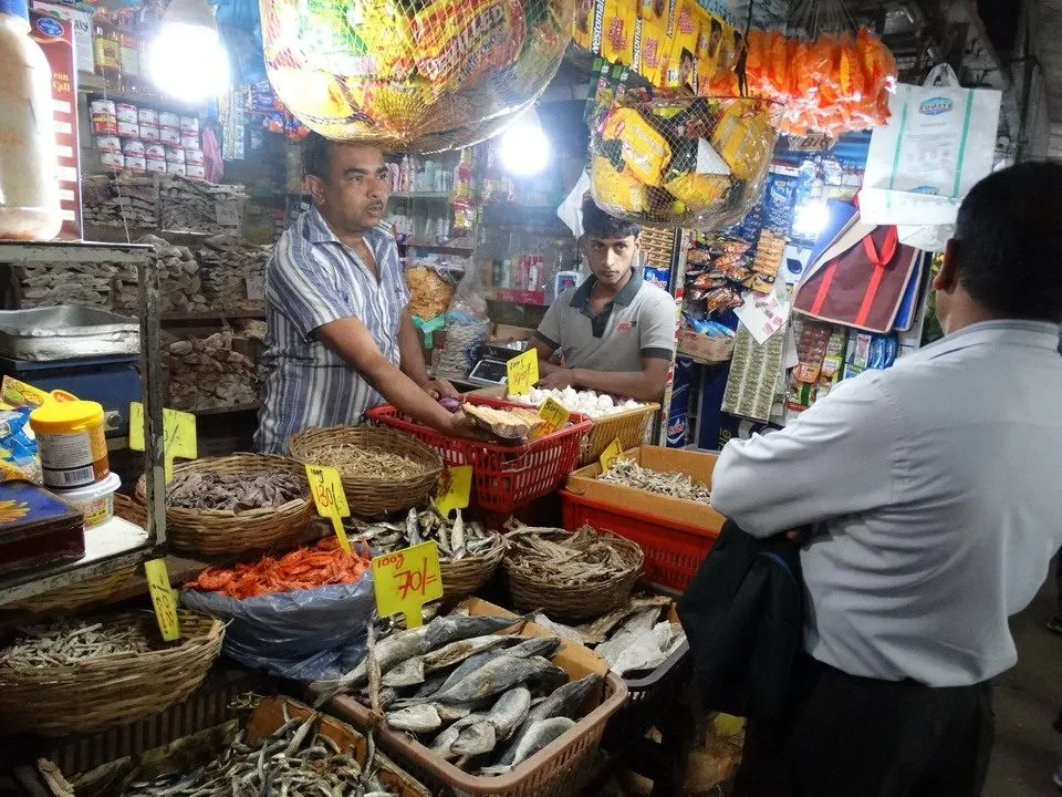 Mercato di Nuwara Eliya con una vasta esposizione di pesce e prodotti alimentari.