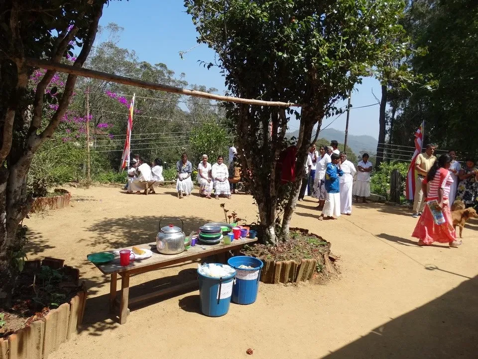 Un gruppo di persone è riunito all'aperto in un ambiente rurale in Sri Lanka.