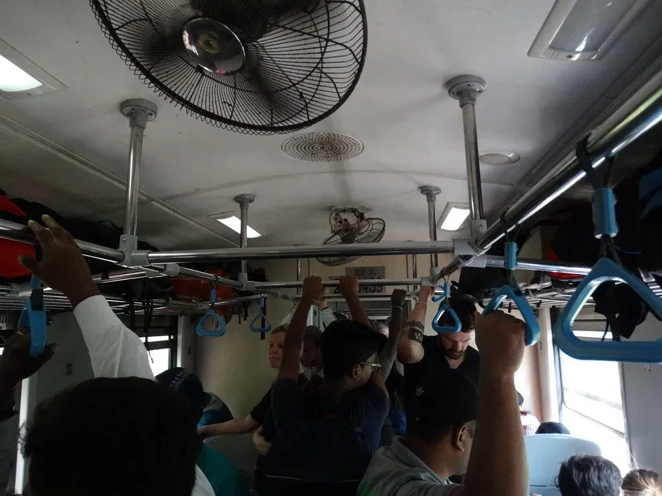Passeggiata in treno attraverso il paesaggio dello Sri Lanka.